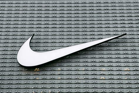 het zijn toch met nike tekens|Dit is het verhaal achter de Nike Swoosh .